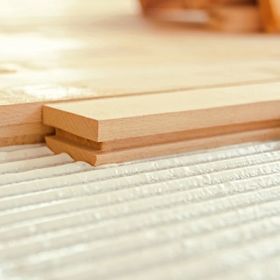 Posa di parquet in legno massello con colla