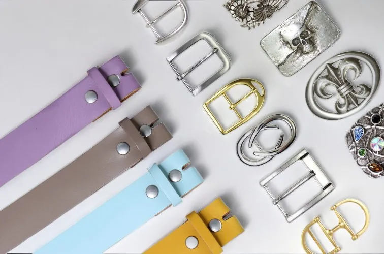 Gürtelschnallen kaufen – Dornschnallen und Koppelschnallen aus Messing, Edelstahl und Titan neben Wechselgürteln aus Leder