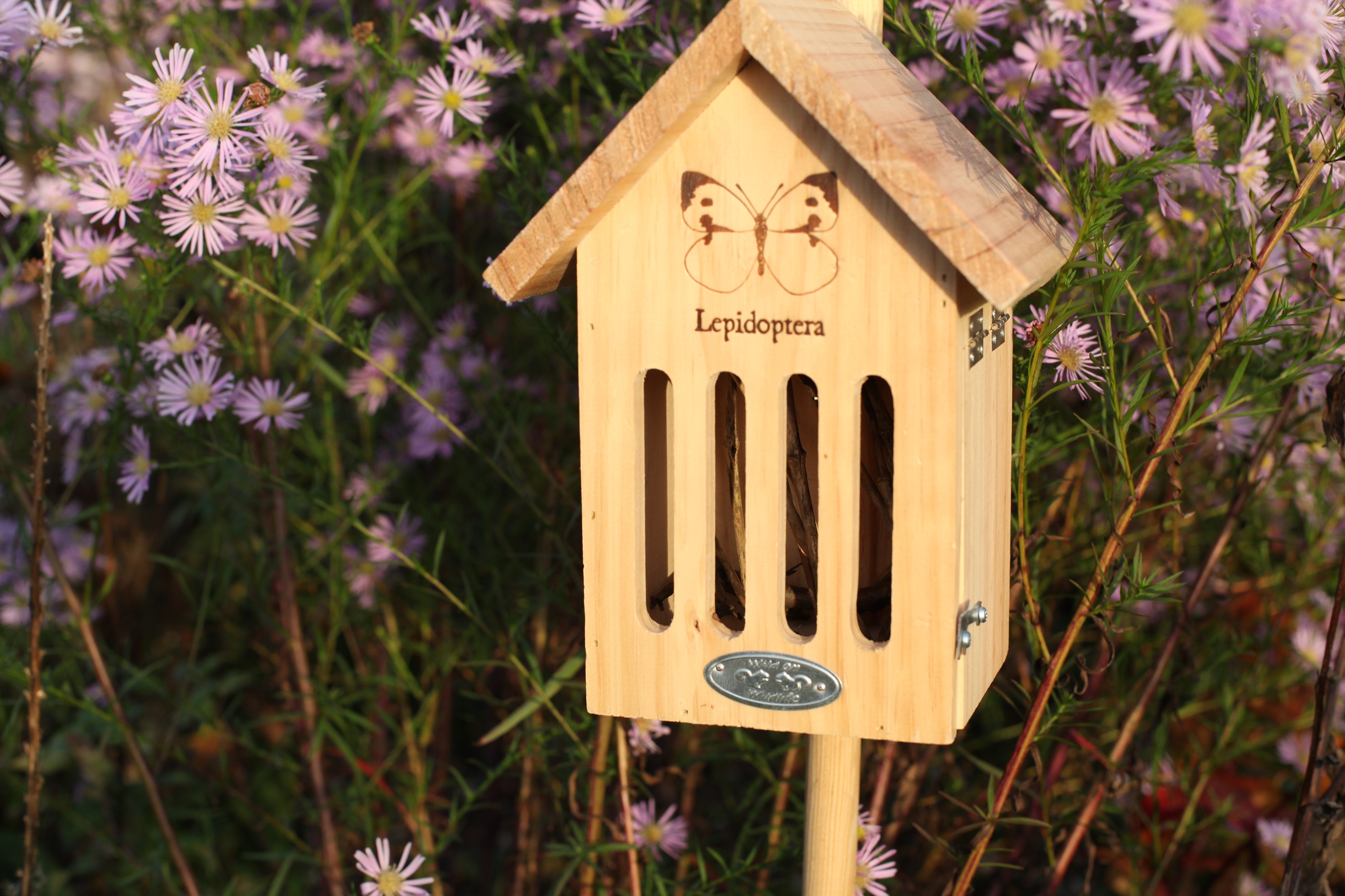 Esschert Design Schmetterlings Haus mit Silhouette Insekten Hotel Nist kasten