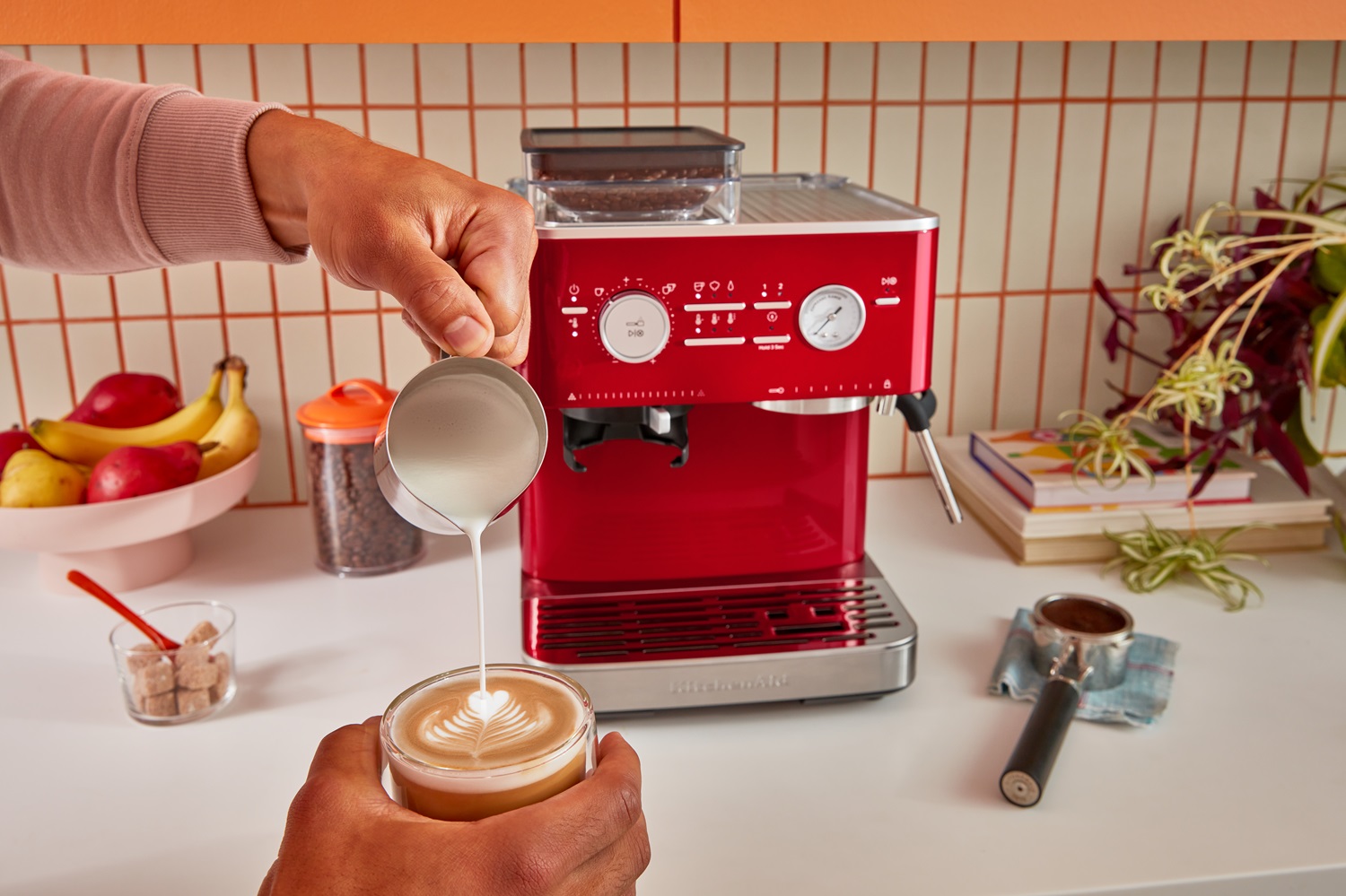 KitchenAid halbautomatische Espressomaschine mit Gratmahlwerk 5KES6551 inkl. GRATIS Kaffee und Espressotasse-Liebesapfel Rot