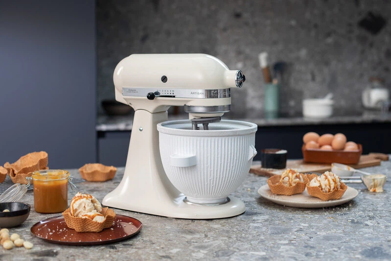 KitchenAid 4,8 L 5KSM175 Artisan Küchenmaschine Pastrylover mit Kunststofffleischwolf+Spritzgebäckvorsatz und Patisserie Buch-Crème