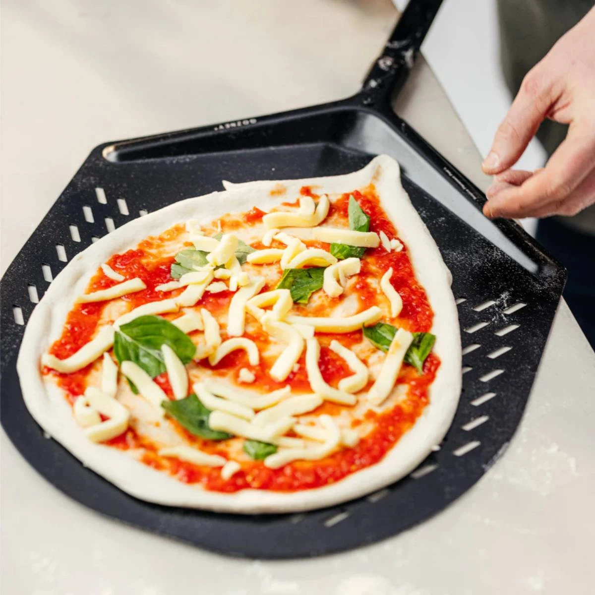 Gozney Balance Pizza-Heber schwarz-12 Zoll