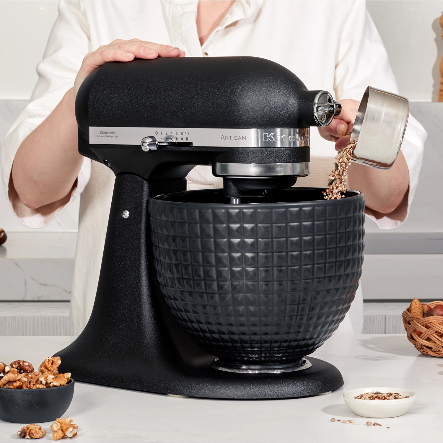 Monochrome Collection: KitchenAid Artisan 4,7 Liter Gusseisen Schwarz KSM156 Küchenmaschine-Default Title