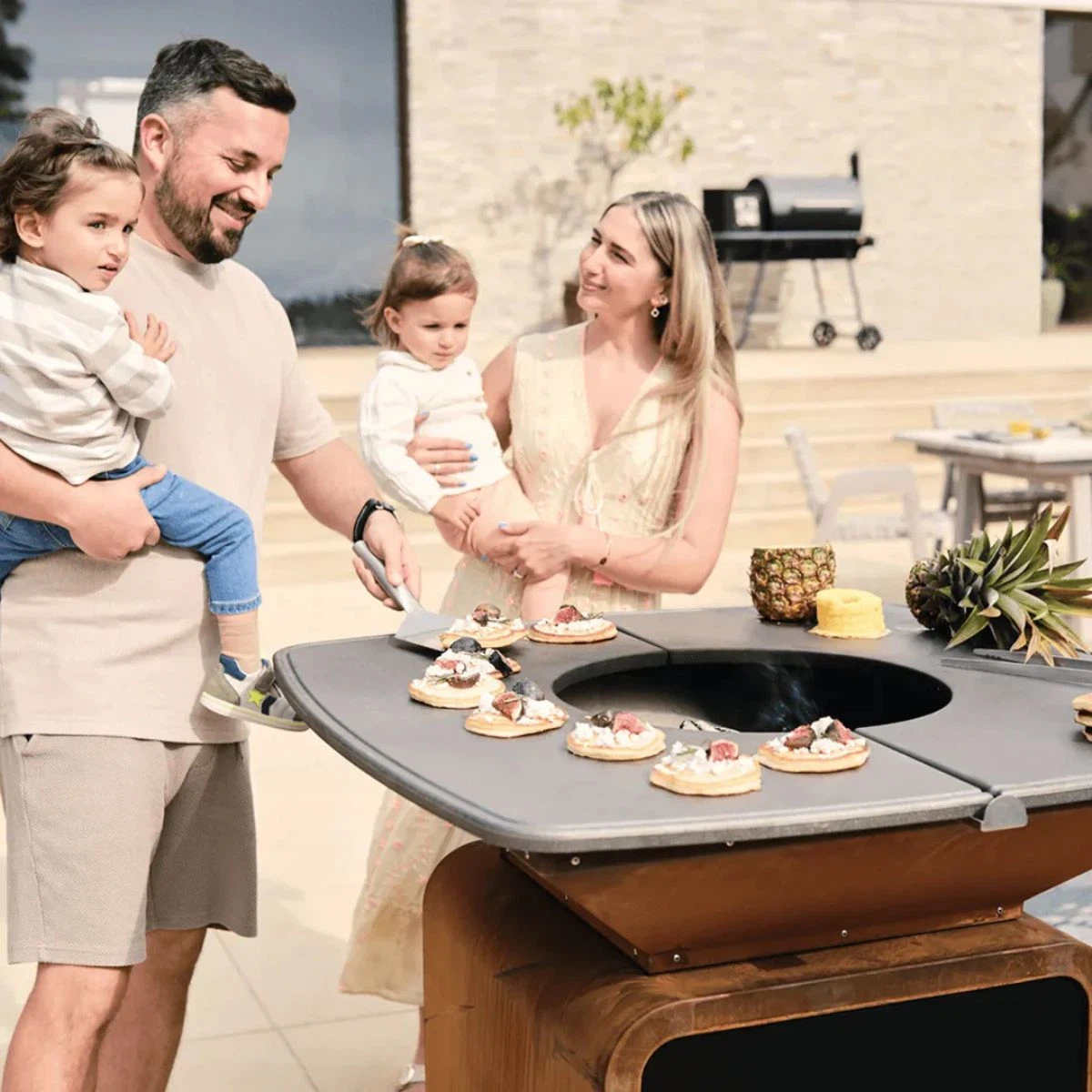 MOESTA ONE FirePlace Feuerplattengrill Vorteilsset mit Abdeckhaube und Grillzubehör-Set-Gusseisen