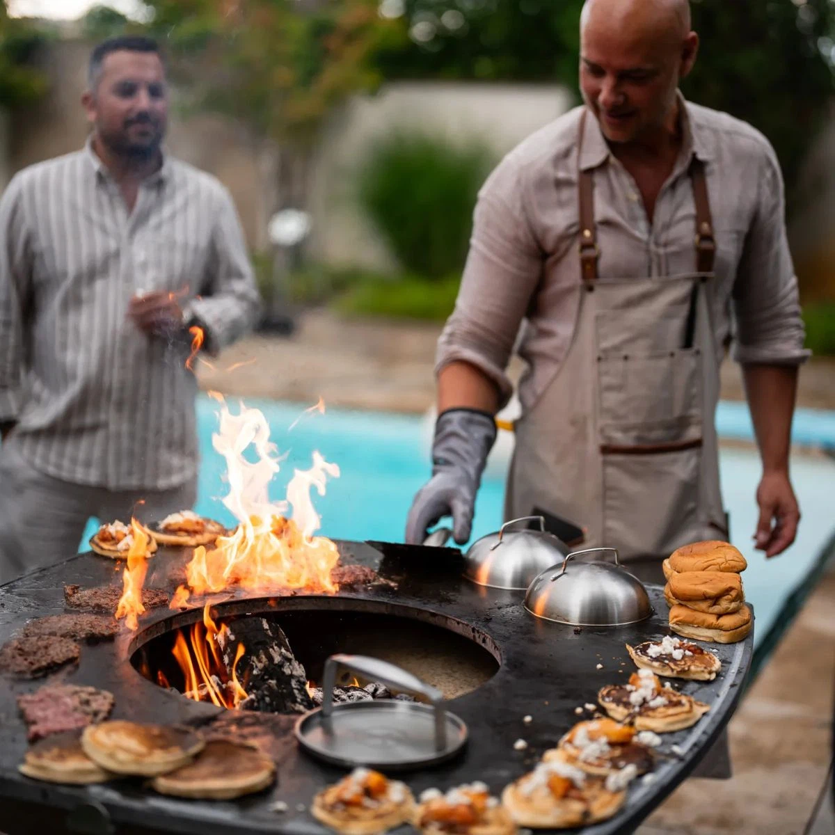 MOESTA ONE FirePlace Feuerplattengrill Vorteilsset mit Abdeckhaube und Grillzubehör-Set-Lavastein