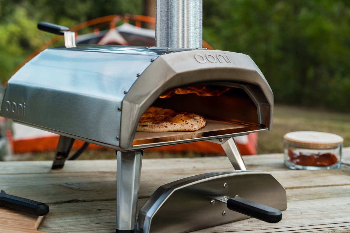 https://cdn02.plentymarkets.com/1uhhwrw3t0hr/item/images/225/full/Ooni-Karu-12-w-Gas-Burner-Camping-Pizza-Cook-1200x800-5b2df79-1280x1280.jpg