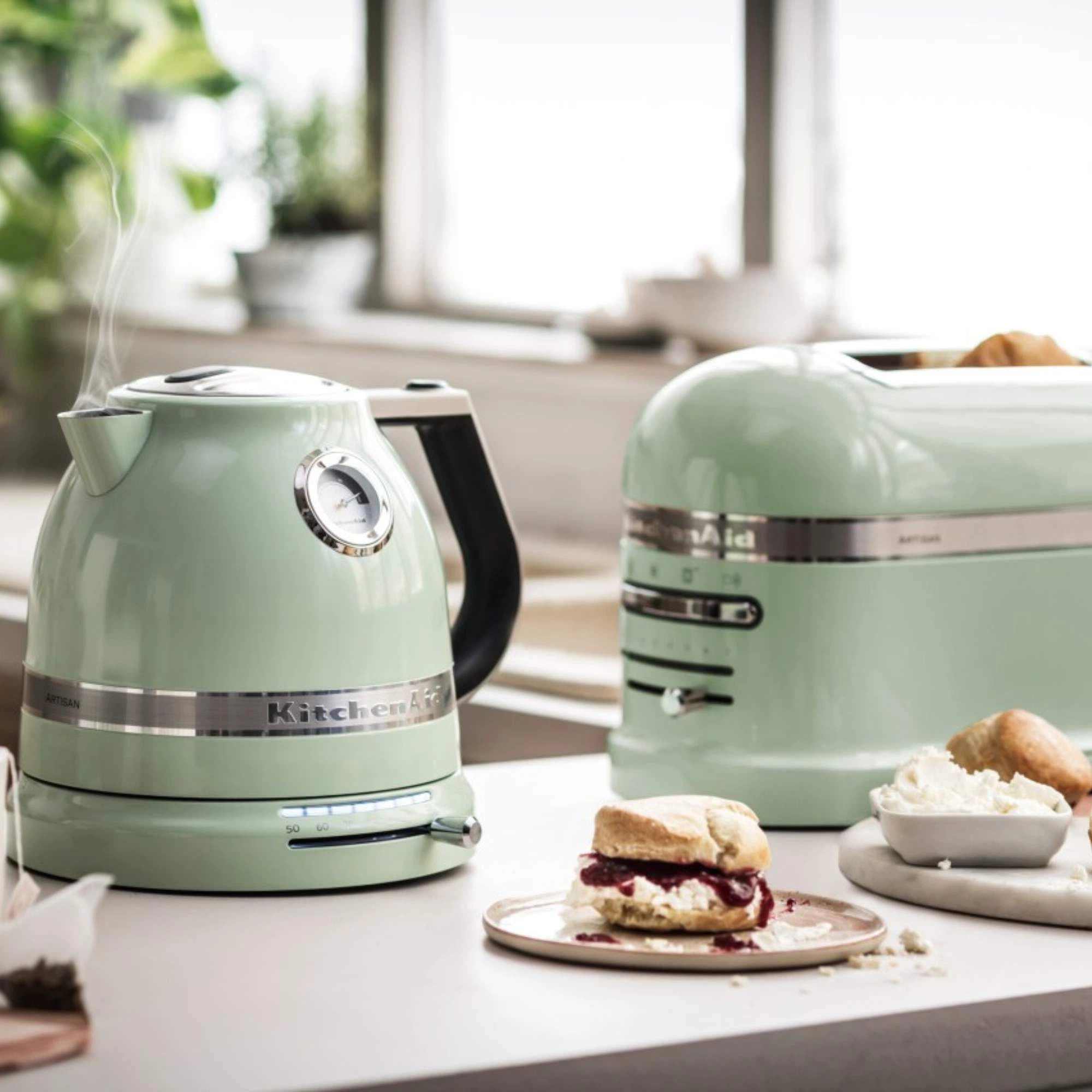 KitchenAid Artisan Frühstücksset inkl. Wasserkocher 5KEK1522, 2 Scheiben Toaster 5KMT2204 und Brötchenaufsatz-Pistazie