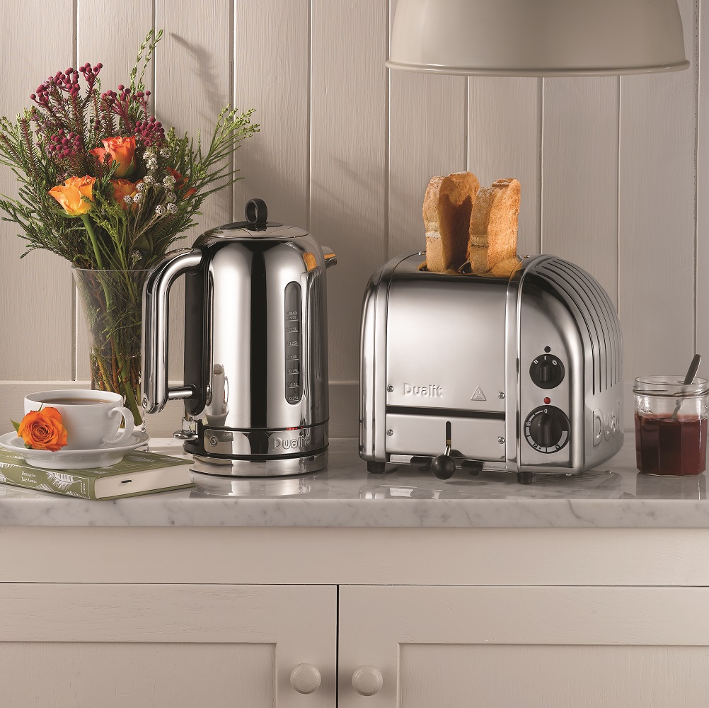 https://cdn02.plentymarkets.com/1uhhwrw3t0hr/item/images/978/full/Dualit-Classic-Toaster-2-Schlitz-und-Wasserkocher-polished-Lifestyle-print.jpg