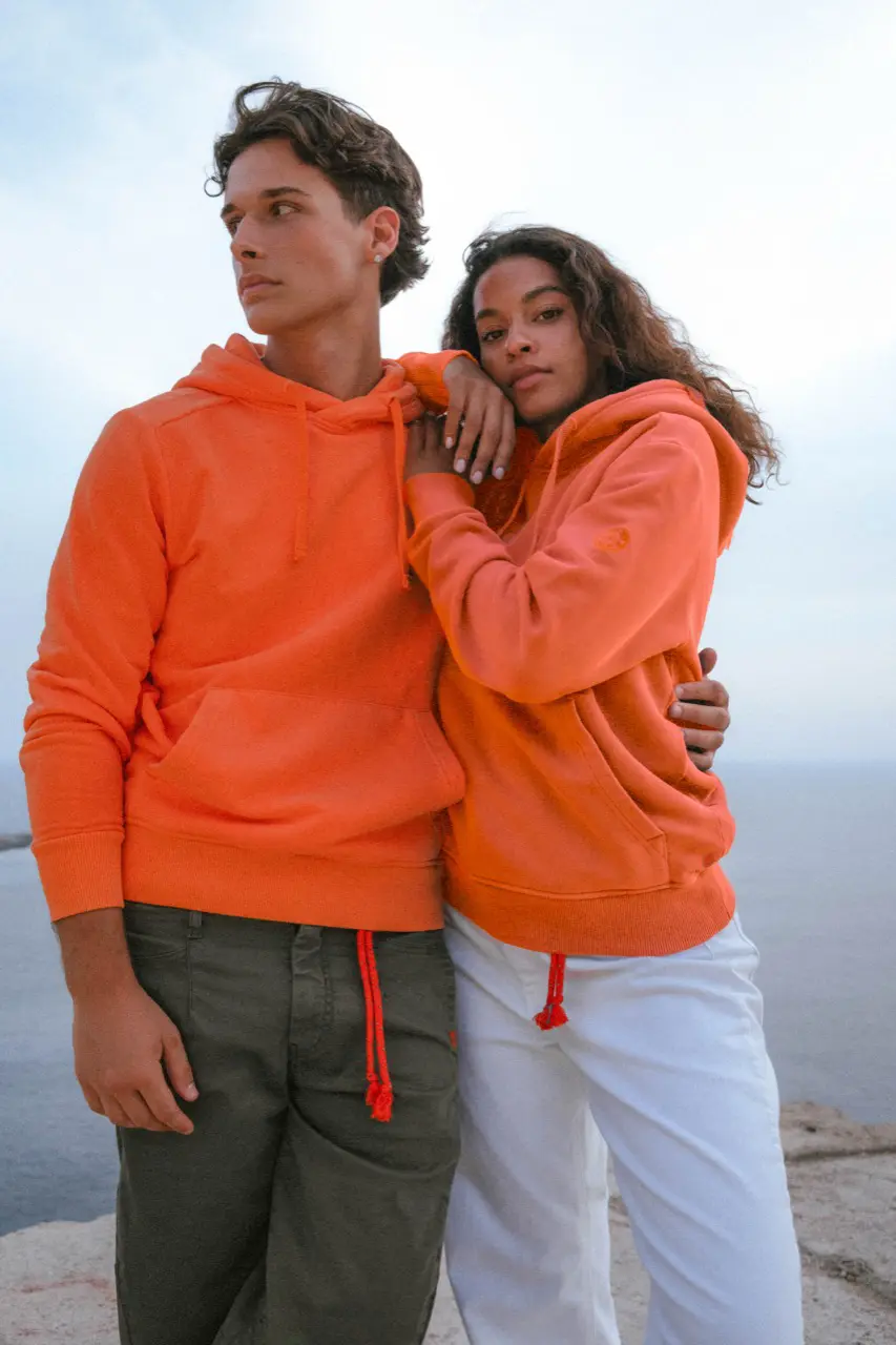 Paar mit Sweatshirt