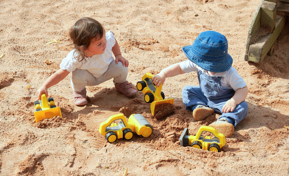 Spielspaß mit Sand und Wasser