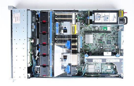 HP ProLiant DL380p Gen8 V0 (8xSFF) Rack Server with 2x Xeon E5-2640 6-Core  2.50 GHz, 16 GB DDR3 RAM, 2x 300 GB SAS 10K