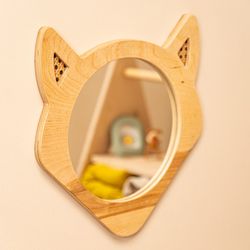 Miroir-renard-en-bois-naturel-avec-oreilles-cannage-artisanal-3.jpg Miroir-renard-en-bois-naturel-avec-oreilles-cannage-artisanal-3.jpg