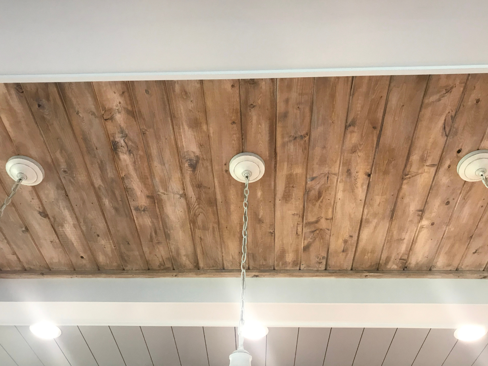 Deckenpaneele in Holzoptik