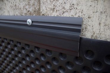 Abdeckprofil für Noppenfolie PVC SCHWARZ 65x10 mm Noppenbahn Halteleiste Schutzleiste Kunststoff Leiste 5 Meter Abdeckprofil für Noppenfolie PVC SCHWARZ 65x10 mm Noppenbahn Halteleiste Schutzleiste Kunststoff Leiste 5 Meter