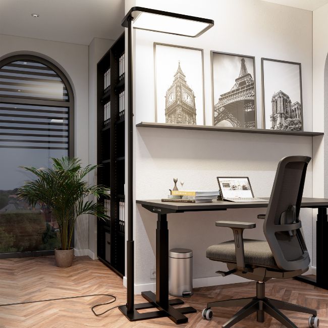 Arbeitsplatz mit Stehleuchte