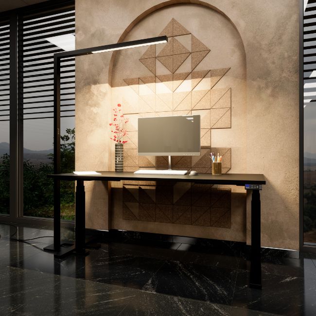 Dunkles Büro mit Stehlampe