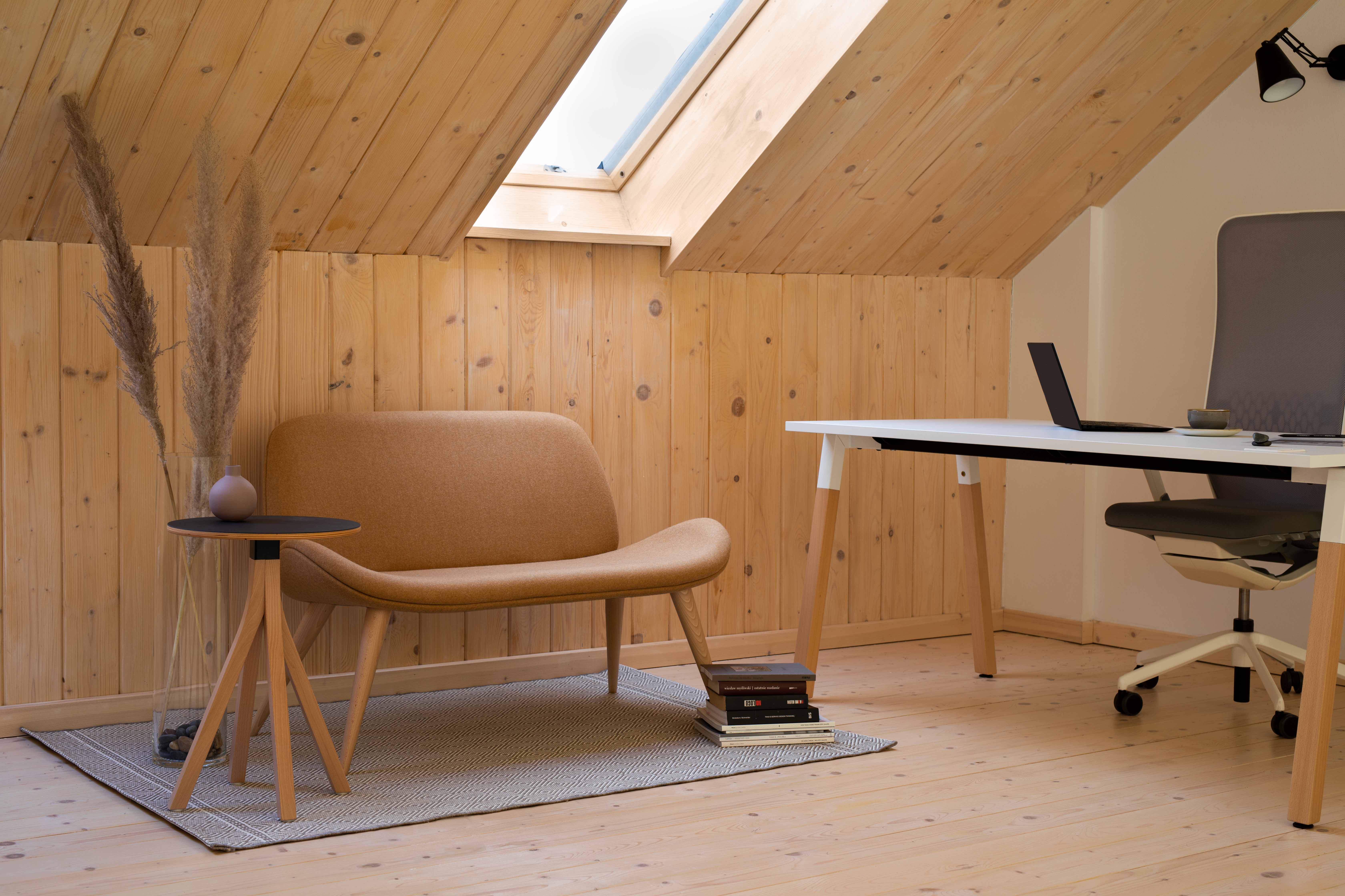 Minimalistisch eingerichtetes Homeoffice in hellen Farben