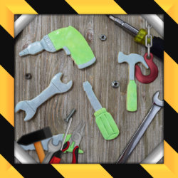 Kekse in Form eines Schraubenschlüssel, Hammer und Bohrmaschine zum Baustellen Kindergeburtstag.