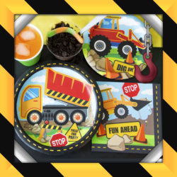 Party Deko zum Baustellen Kindergeburtstag mit Papptellern, Bechern und Servietten im Bagger Design.