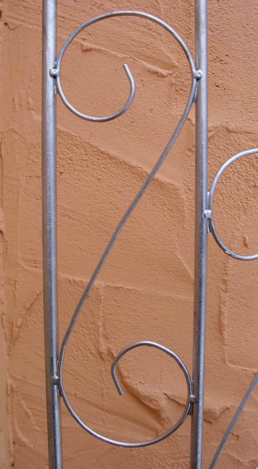 Rankgitter Spalier Rankhilfe Fallrohr halbrund Pisa Feuer Verzinkt          Rankgitter Spalier Rankhilfe Fallrohr halbrund Pisa Feuer Verzinkt