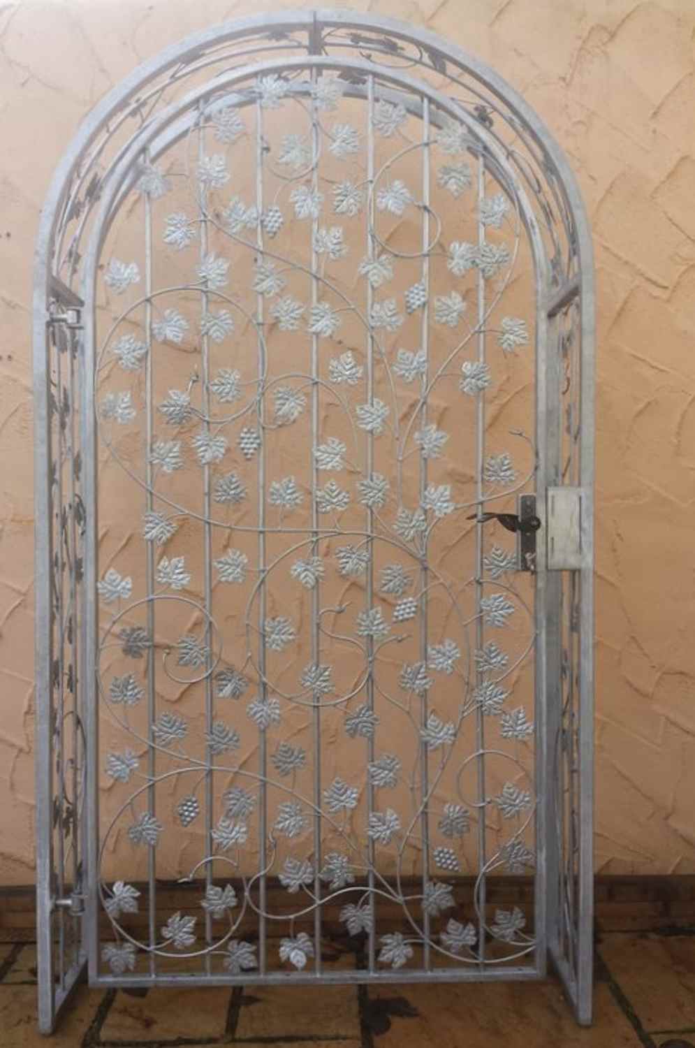 Gartentür Pforte Rosenbogen mit Tür Bachus-RBGT-RBSR 100/220/40 Schloss Verzinkt Duplex pulverbeschichtet Gartentür Pforte Rosenbogen mit Tür Bachus-RBGT-RBSR 100/220/40 Schloss Verzinkt Duplex pulverbeschichtet