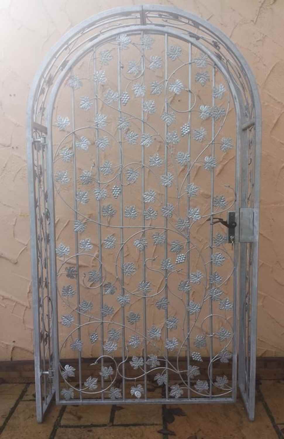 Gartentür Pforte Rosenbogen mit Tür Bachus-RBGT-RBSR 100/220/40 Schloss Verzinkt Duplex pulverbeschichtet Gartentür Pforte Rosenbogen mit Tür Bachus-RBGT-RBSR 100/220/40 Schloss Verzinkt Duplex pulverbeschichtet