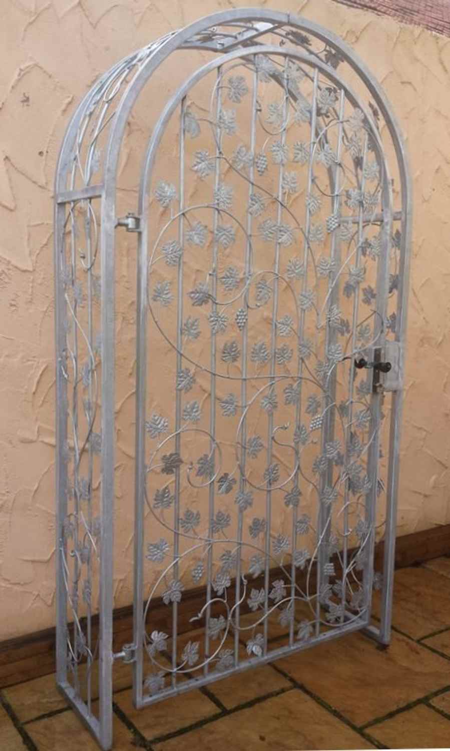 Gartentür Pforte Rosenbogen mit Tür Bachus-RBGT-RBSR 100/220/40 Schloss Verzinkt Duplex pulverbeschichtet Gartentür Pforte Rosenbogen mit Tür Bachus-RBGT-RBSR 100/220/40 Schloss Verzinkt Duplex pulverbeschichtet