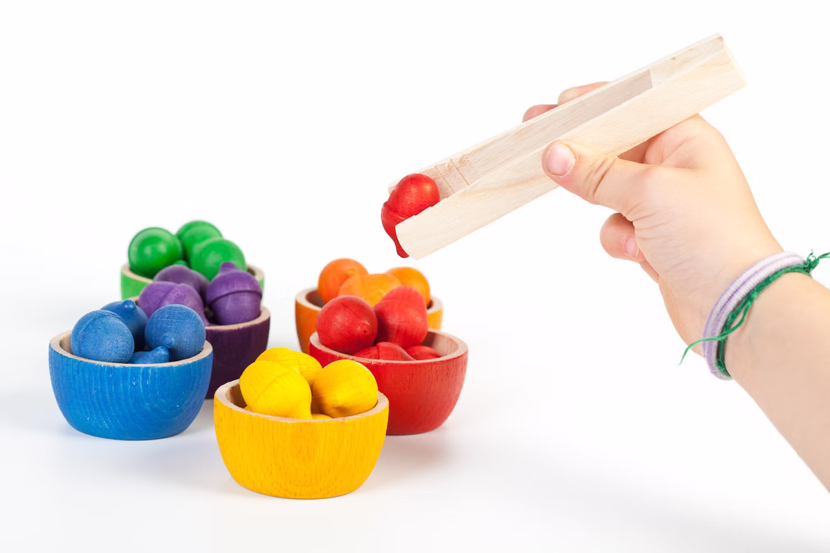 Sortierspiel bunte Eicheln im Holzschälchen Sortierspiel bunte Eicheln im Holzschälchen