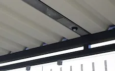 LED-Leuchte montiert in das Trapezdach einer Überdachung