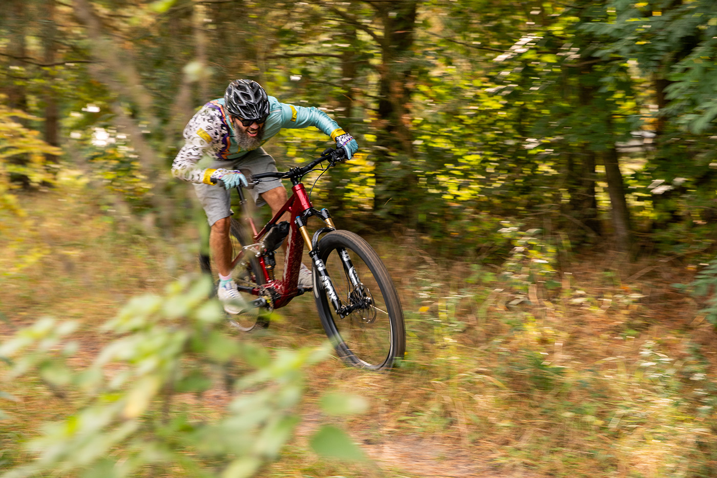 Vintage-Mountainbiker rides along the Trail, wearing a vintage shirt