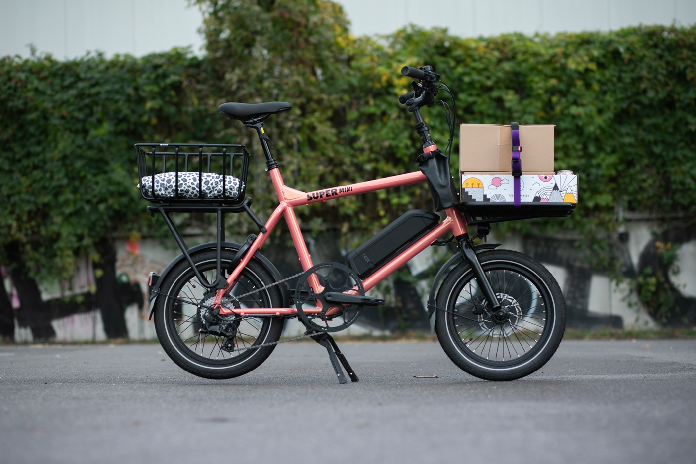 Super Mini ausgestatten mit Gepäckträgerkorb, Unibag mit Multiadapter, Cargo Strap und Spoiler  von FAHRER-Berlin