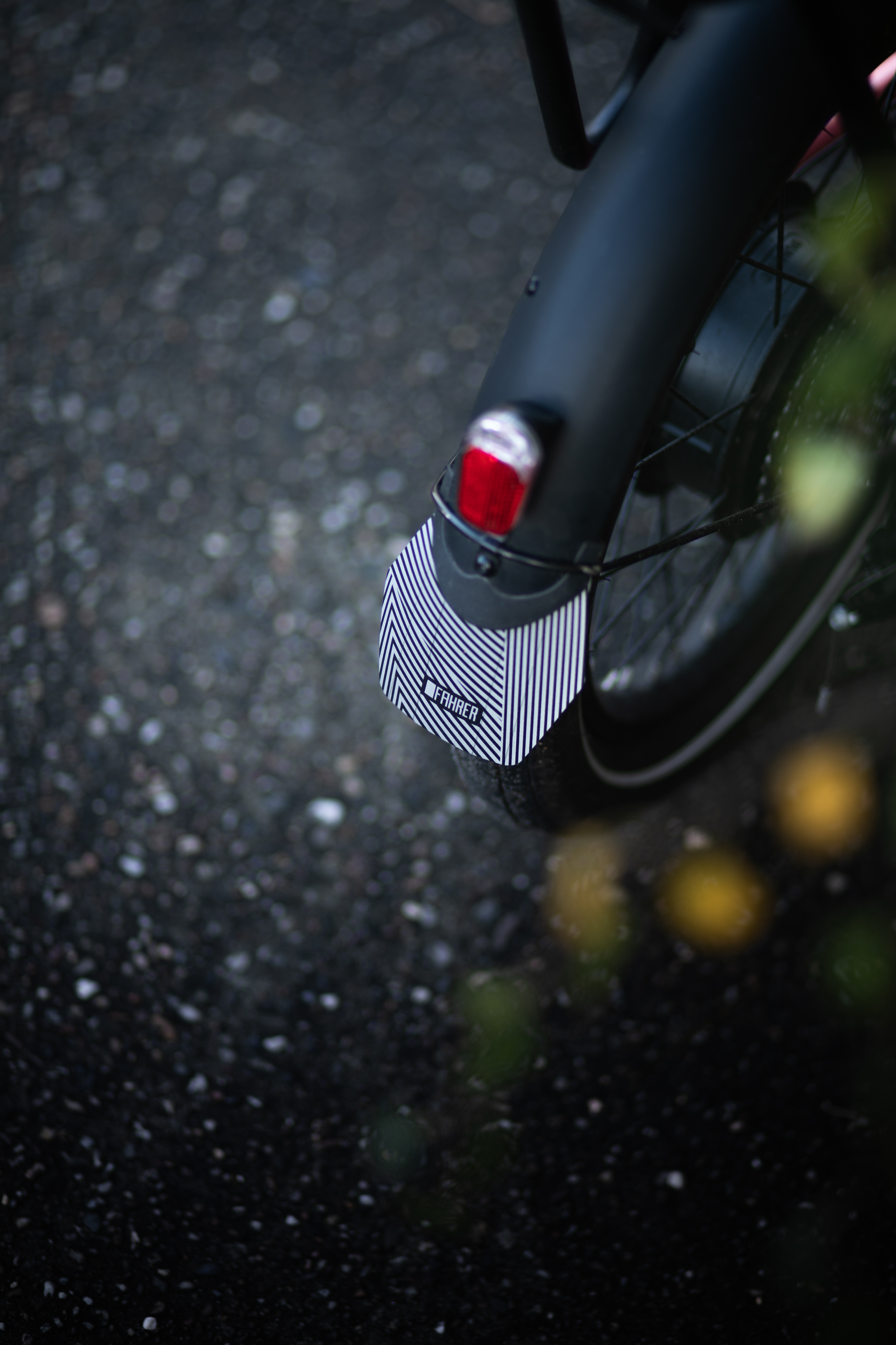 Schmutzabwehr durch den reflektierenden Spoiler am Schutzblech.