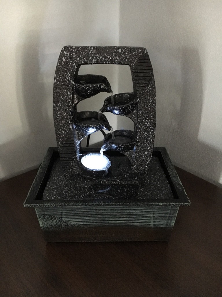 Zimmerbrunnen mit LED Beleuchtung Wasserspiel Springbrunnen Dekobrunnen