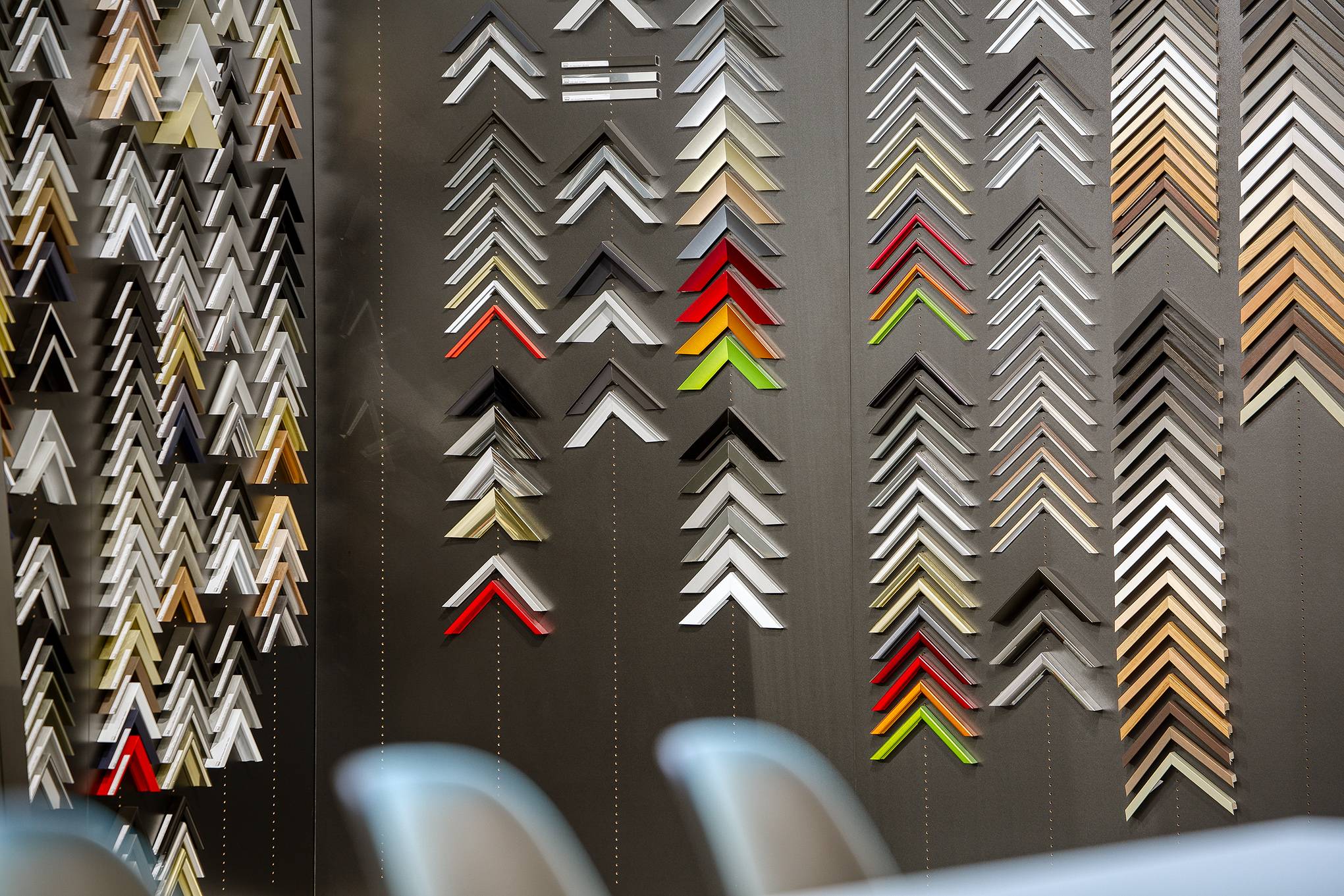 Muster Winkel an der Wand mit Produkt- und Farbsortiment