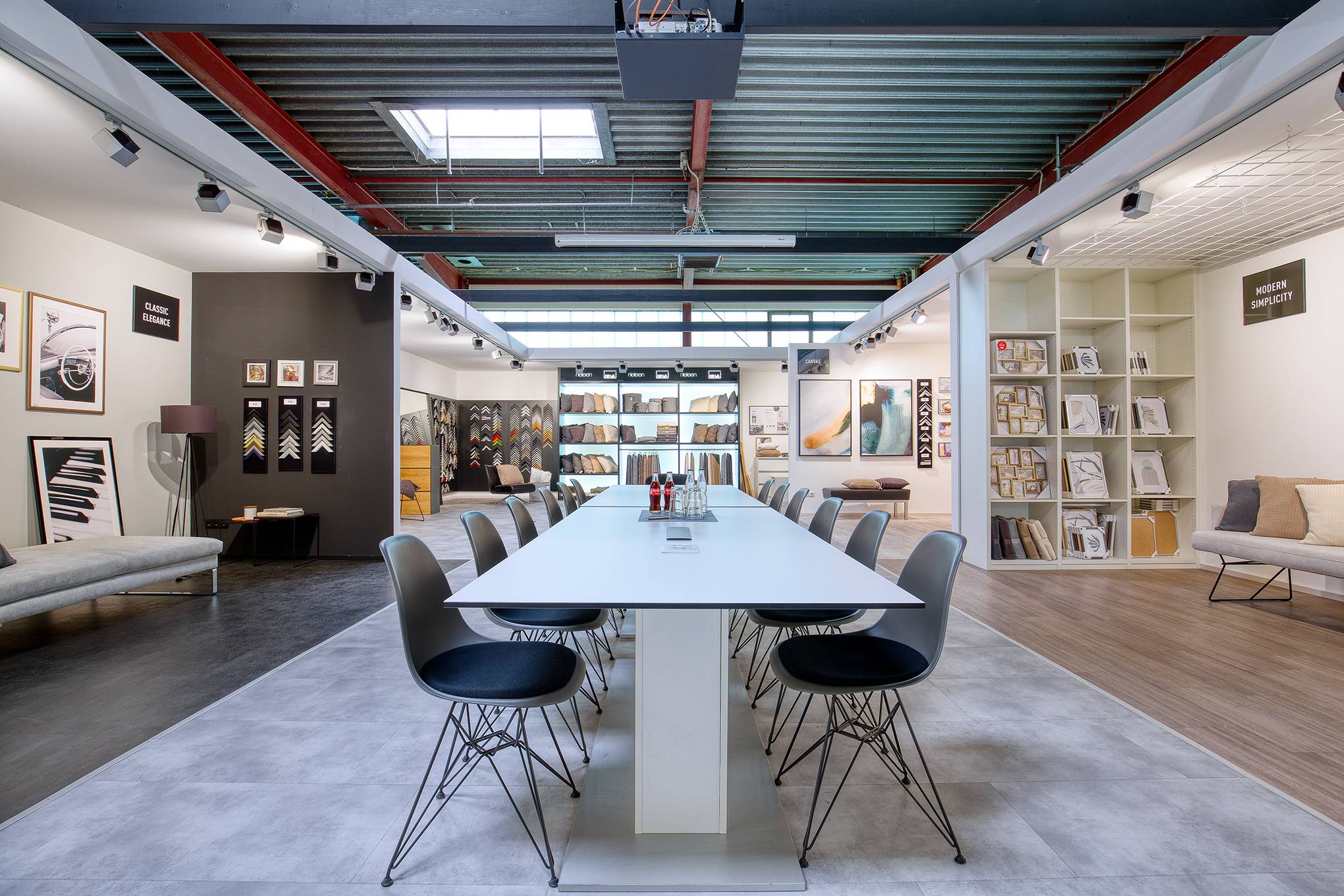 Eingang zum Nielsen Showroom mit Einblick in die Produktwelt – stilvolle Präsentation von Bilderrahmen und Wohnaccessoires