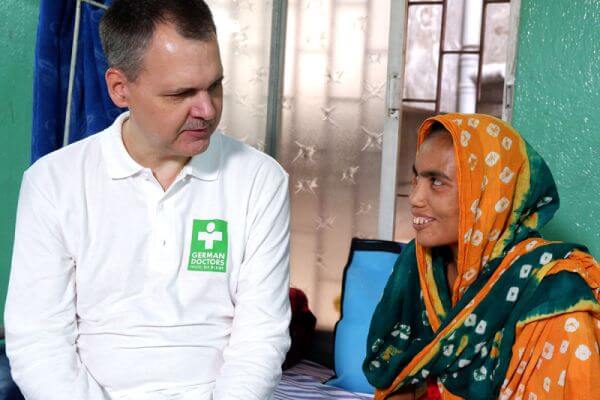 Ein Doktor und eine Patientin von German Doctors