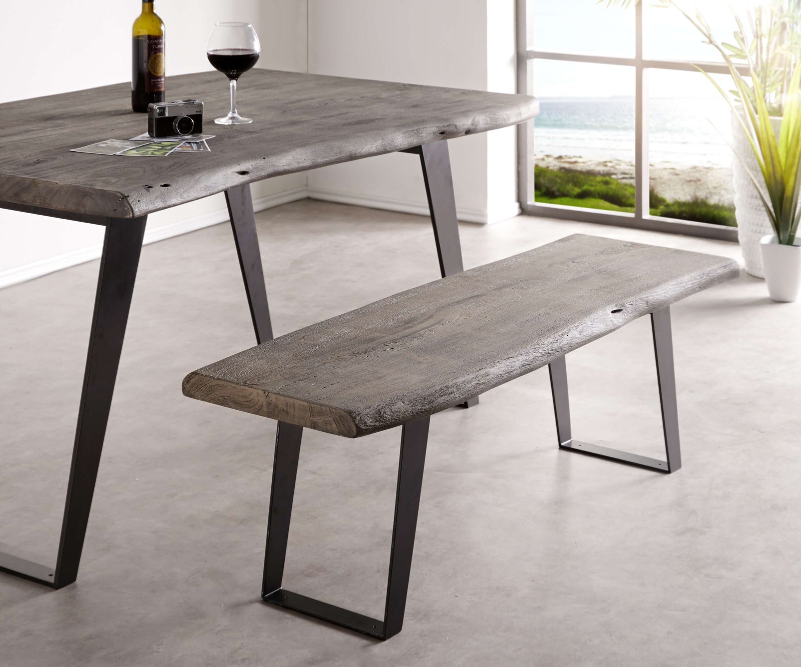 Sitzbank Live-Edge 135x40 Akazie Platin Gestell schräg schwarz, Bänke, Baumkantenmöbel, Massivholzmöbel, Massivholz