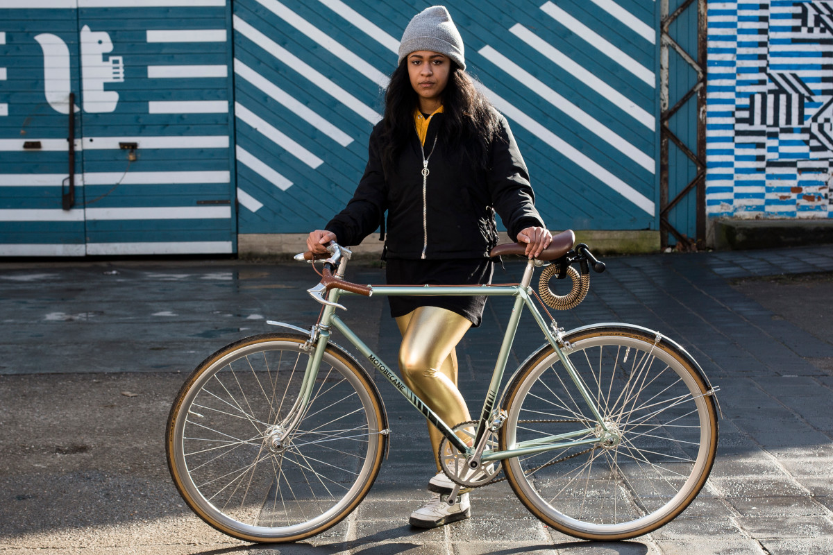 girl-mit-sporty-bike