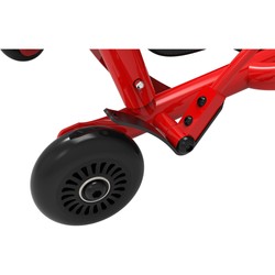 Roter EzyRoller Mini Drift Trike Kinderfahrzeug auf Asphalt