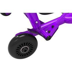 Lila EzyRoller Mini GoKart Bewegungsdreirad auf Asphalt