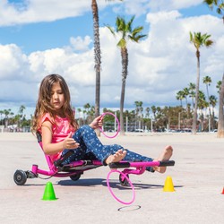 Mädchen übt mit dem EzyRoller Drifter X am Strand