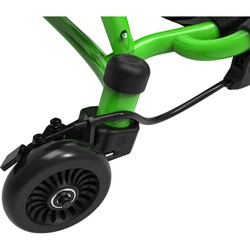 Detail Handbremse grüner Drifter X Motorikfahrzeug gut erreichbar