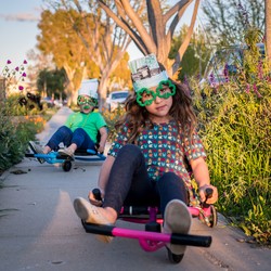 EzyRoller Drifter X Kinder spielen im Freien mit dem EzyRoller Drifter X Bewegungsspielzeug