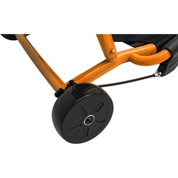 Detailaufnahme der Handbremse am orangen Pro X Motorikfahrzeug