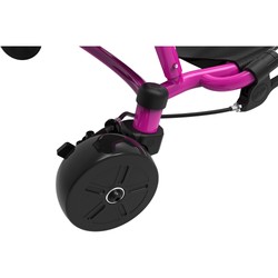 Detail Bremsmechanik pinker Dreiradscooter präzise integriert