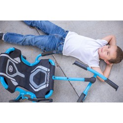 EzyRoller Classic X Junge nutzt EzyRoller Classic X als Dreiradscooter – sportliches Kinderfahrzeug