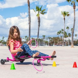Kinder fahren EzyRoller und nutzen Activity Pack Zubehör beim Spielen