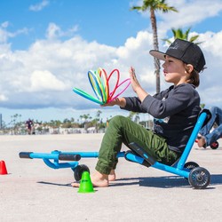 EzyRoller Activity Pack Kinder spielen draußen mit dem EzyRoller Activity Pack