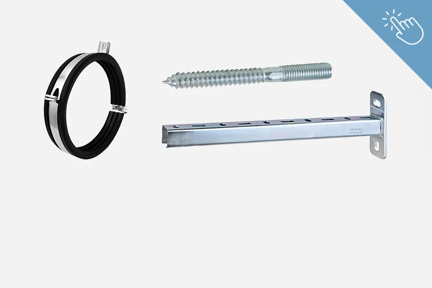 Ein schwarzer Kabelbinder mit Metallschnalle liegt neben einer verzinkten Schraube mit Holzgewinde und einem gelochten Metallwinkel. Die Auswahl veranschaulicht verschiedene Befestigungsmöglichkeiten und führt zur Übersicht von Befestigungstechnik.