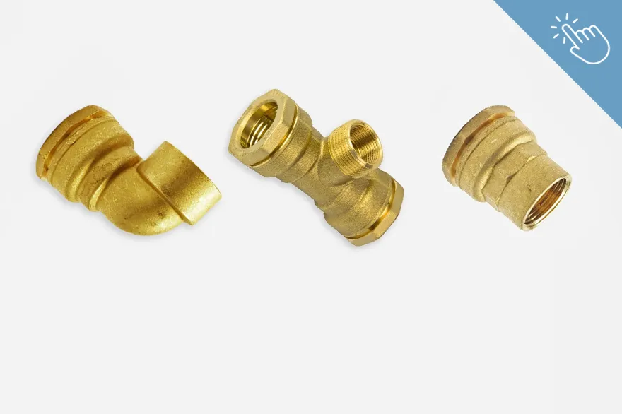 Drei verschiedene Messingfittings für PE-Rohre – ein Winkelstück, ein T-Stück und eine Kupplung – sind nebeneinander angeordnet. Sie unterscheiden sich in Form und Funktion; das Bild dient zur Übersicht von Messing PE Rohr.